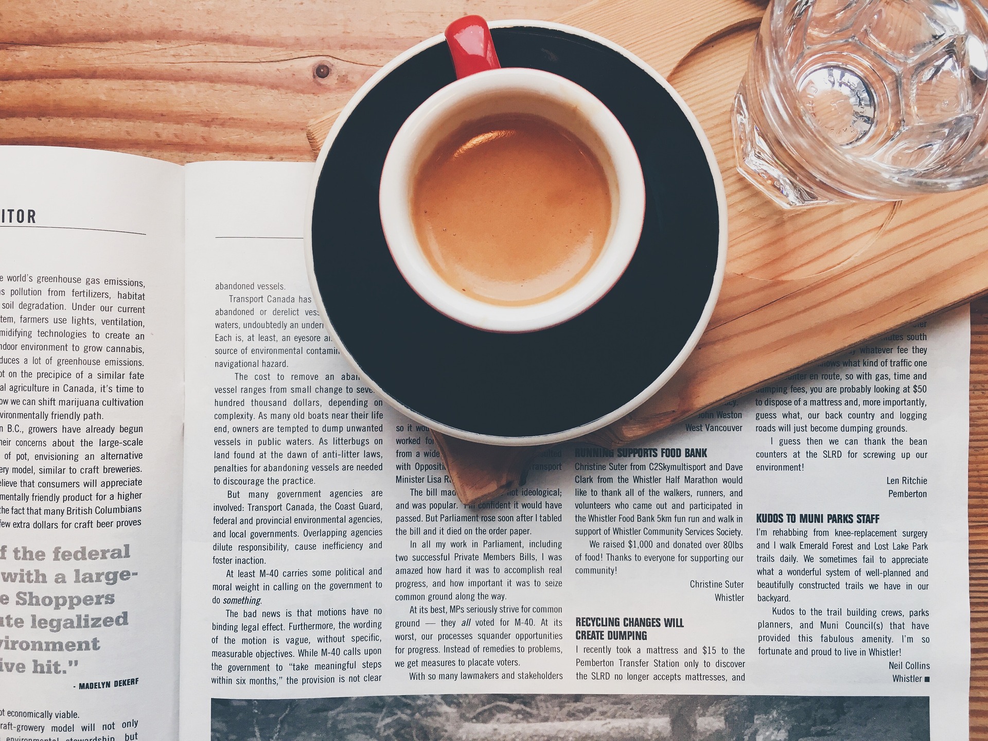 Zeitungen und Kaffeetasse